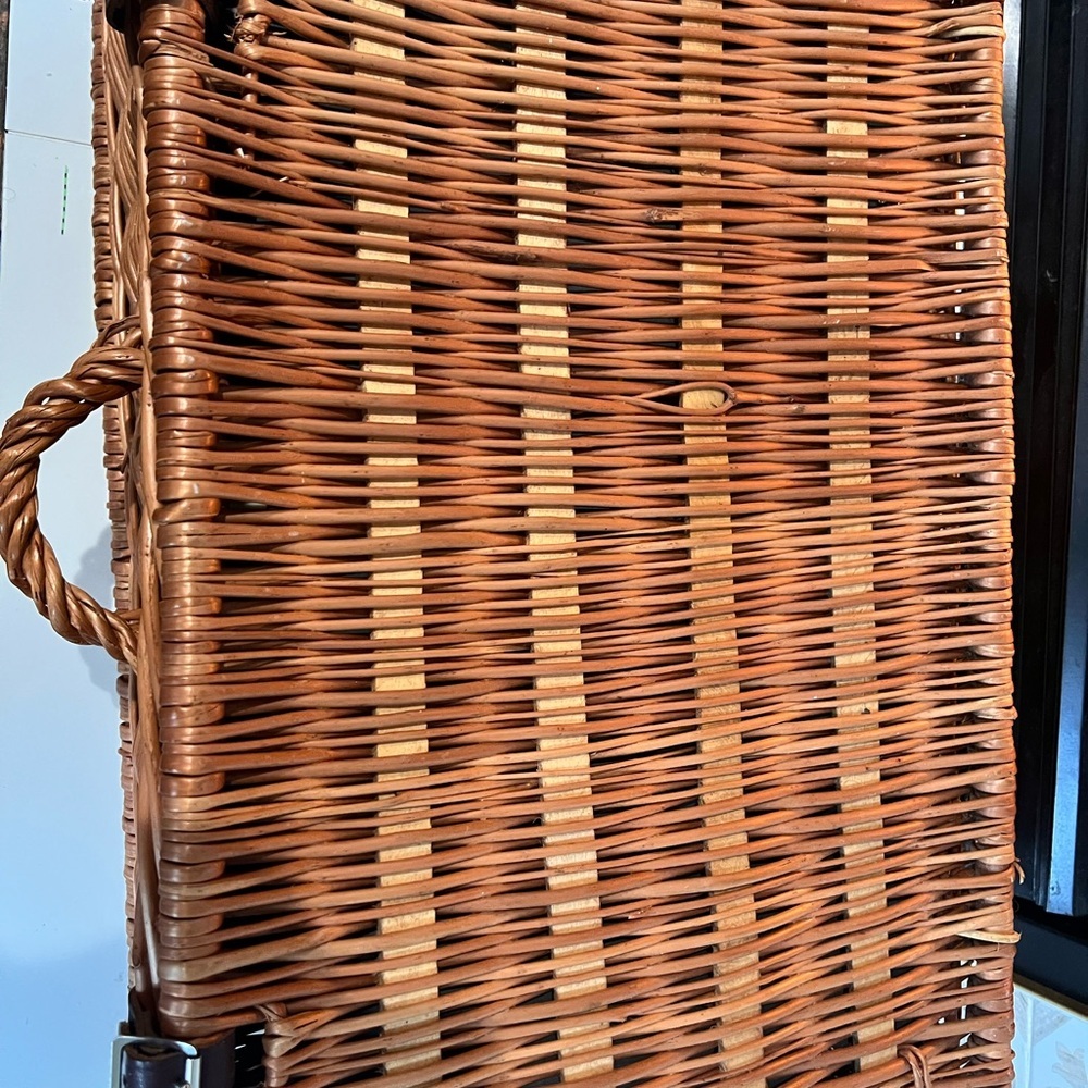 Brookes Baskets Vintage Wicker Picnic Basket-Made in England Set of 4 Plates etc - Picture 13 of 13